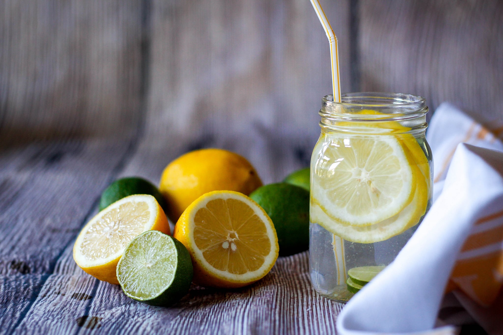Можно ли натощак пить воду с лимоном. Вода с лимоном. Стакан воды с лимоном. Лимон. Теплая вода с лимоном.